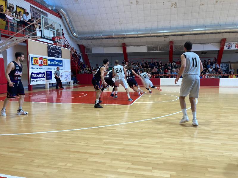 https://www.basketmarche.it/immagini_articoli/21-05-2023/playoff-basket-macerata-doma-pesaro-basket-vola-poule-promozione-600.jpg