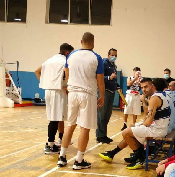 https://www.basketmarche.it/immagini_articoli/21-11-2021/blue-basket-roseto-supera-esordio-stagionale-spoltore-basket-600.jpg
