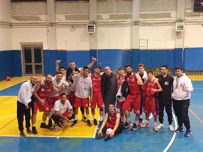 https://www.basketmarche.it/immagini_articoli/21-11-2021/seconda-vittoria-consecutiva-nova-campli-battuta-blue-isola-600.jpg