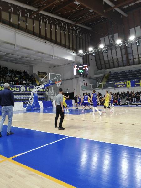 https://www.basketmarche.it/immagini_articoli/21-11-2022/finale-amaro-condanna-pallacanestro-recanati-stop-fila-600.jpg