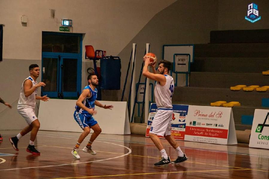 https://www.basketmarche.it/immagini_articoli/22-01-2023/pineto-conquista-punti-casa-azzurra-lanciano-600.jpg