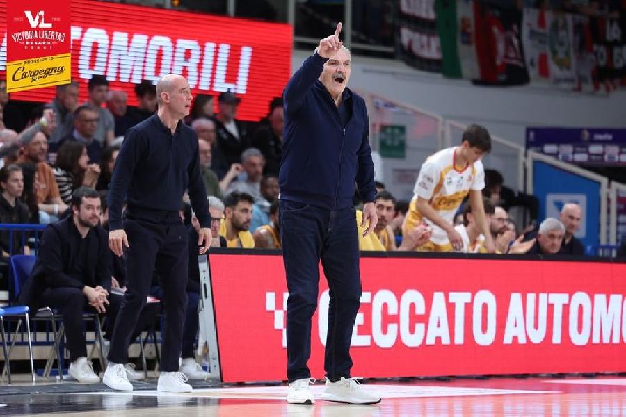 https://www.basketmarche.it/immagini_articoli/22-03-2024/pesaro-coach-sacchetti-necessario-buttarsi-palloni-lottando-testa-600.jpg