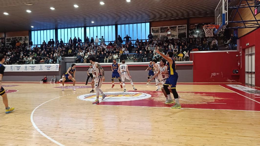 https://www.basketmarche.it/immagini_articoli/22-03-2025/loreto-pesaro-mani-vuote-trasferta-campo-esperia-cagliari-600.jpg