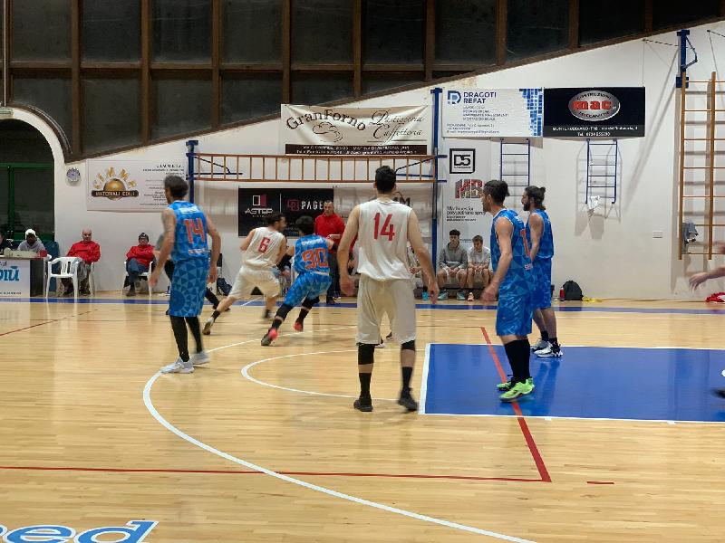 https://www.basketmarche.it/immagini_articoli/22-04-2023/playoff-pallacanestro-pedaso-batte-volata-senigallia-basket-2020-600.jpg