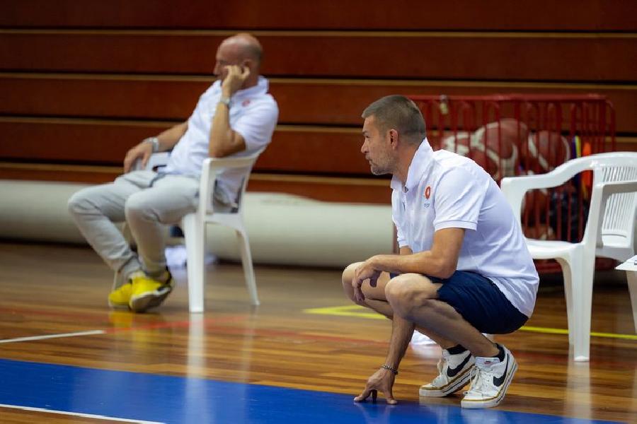 https://www.basketmarche.it/immagini_articoli/22-06-2023/ufficiale-pallacanestro-titano-marino-separa-coach-stefano-rossini-600.jpg