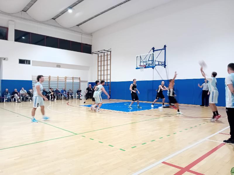 https://www.basketmarche.it/immagini_articoli/23-02-2025/sangiorgese-2000-conquista-punti-fortitudo-grottammare-600.jpg