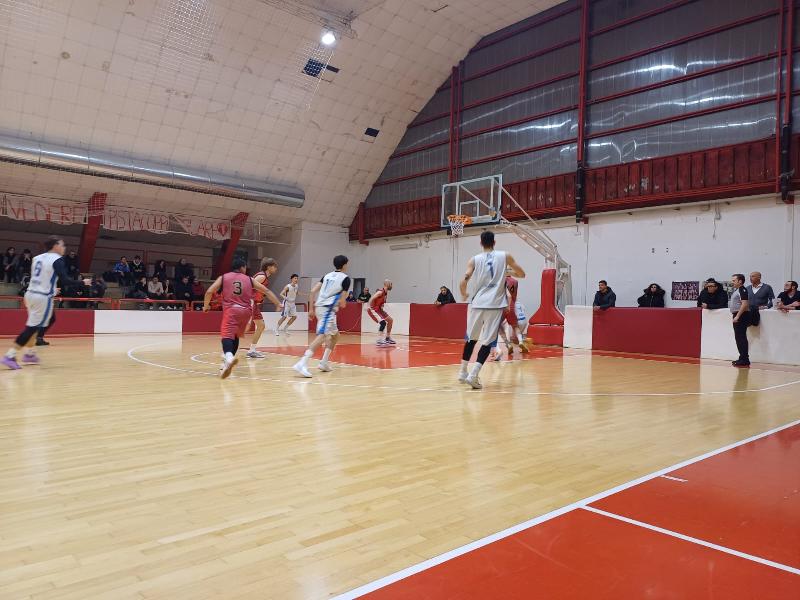 https://www.basketmarche.it/immagini_articoli/23-03-2025/basket-macerata-derby-macerata-conquista-vittoria-fila-600.jpg