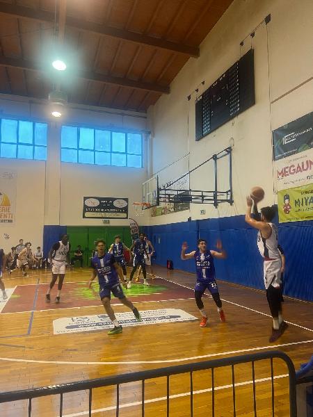 https://www.basketmarche.it/immagini_articoli/23-03-2025/virtus-civitanova-allunga-deciso-tempo-batte-pescara-basket-600.jpg