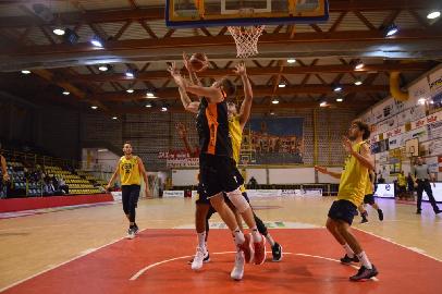 https://www.basketmarche.it/immagini_articoli/23-09-2017/serie-b-nazionale-memorial-mazzoni-il-basket-recanati-cade-in-semifinale-contro-i-tigers-forlì-270.jpg