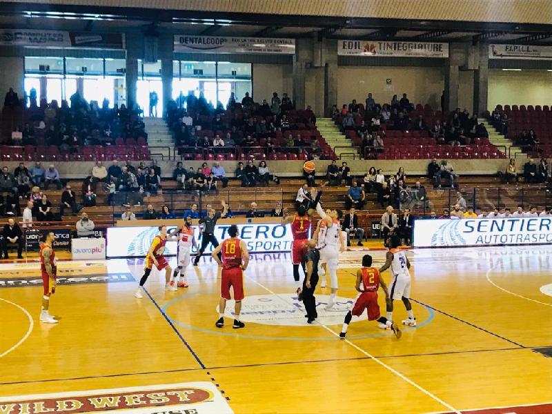 https://www.basketmarche.it/immagini_articoli/24-03-2019/pranzo-indigesto-aurora-jesi-banca-sport-center-passa-ravenna-600.jpg