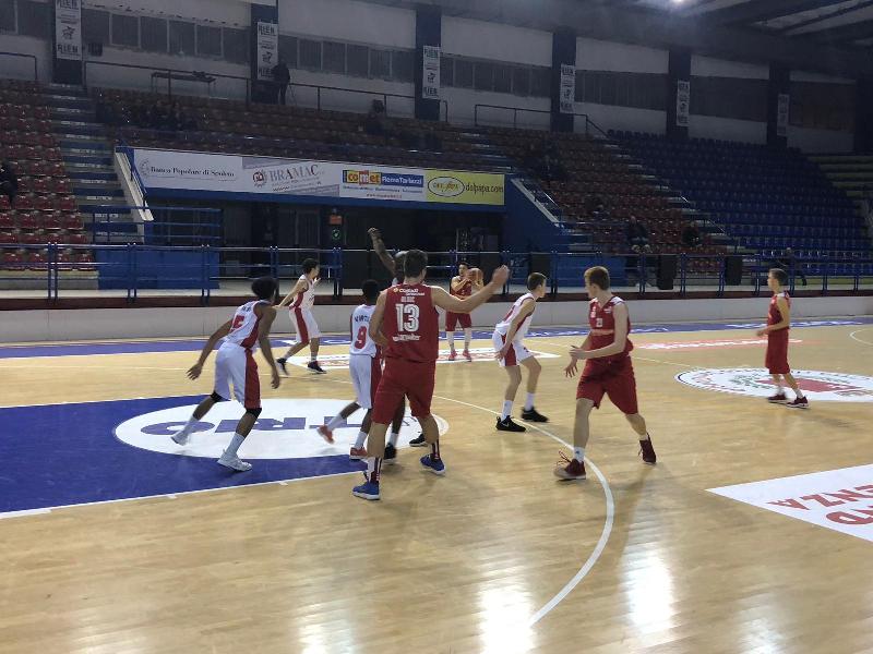 https://www.basketmarche.it/immagini_articoli/24-03-2019/serie-silver-tasp-seconda-chieti-conquista-playoff-vittorie-vasto-torre-spes-600.jpg