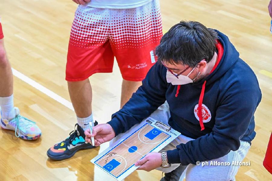 https://www.basketmarche.it/immagini_articoli/24-03-2022/macerata-coach-brachetti-vittoria-conquistata-grande-contributo-panchina-600.jpg