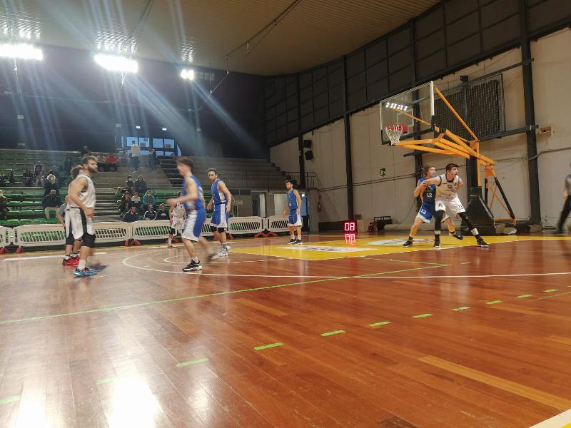 https://www.basketmarche.it/immagini_articoli/24-04-2022/atomika-spoleto-batte-pallacanestro-ellera-ultima-regular-season-600.jpg