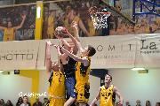 https://www.basketmarche.it/immagini_articoli/24-04-2024/playoff-pallacanestro-recanati-passa-campo-sutor-montegranaro-semifinale-120.jpg