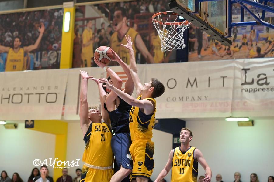 https://www.basketmarche.it/immagini_articoli/24-04-2024/playoff-pallacanestro-recanati-passa-campo-sutor-montegranaro-semifinale-600.jpg