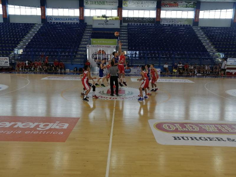 https://www.basketmarche.it/immagini_articoli/25-06-2019/finali-nazionali-under-recap-giornata-pesaro-bassano-napoli-varese-imbattute-600.jpg