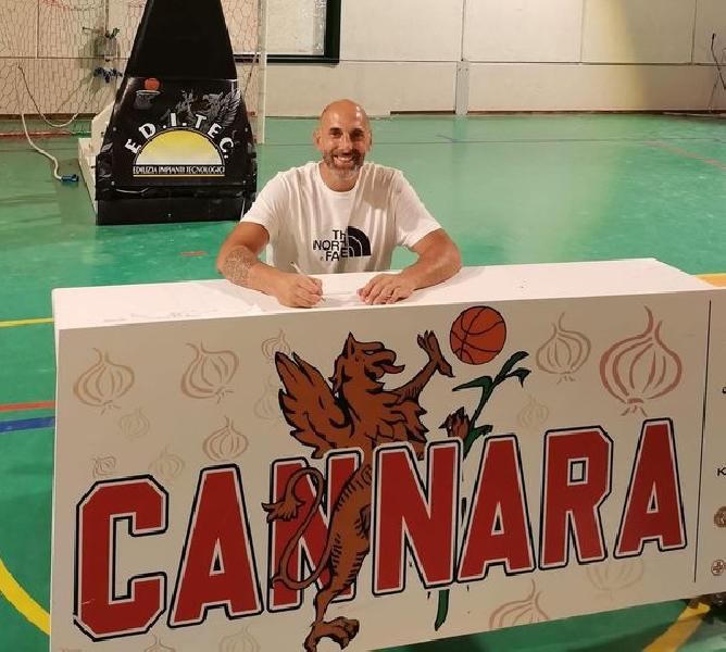 https://www.basketmarche.it/immagini_articoli/25-08-2022/ufficiale-matteo-fiorucci-allenatore-cannara-basket-600.jpg