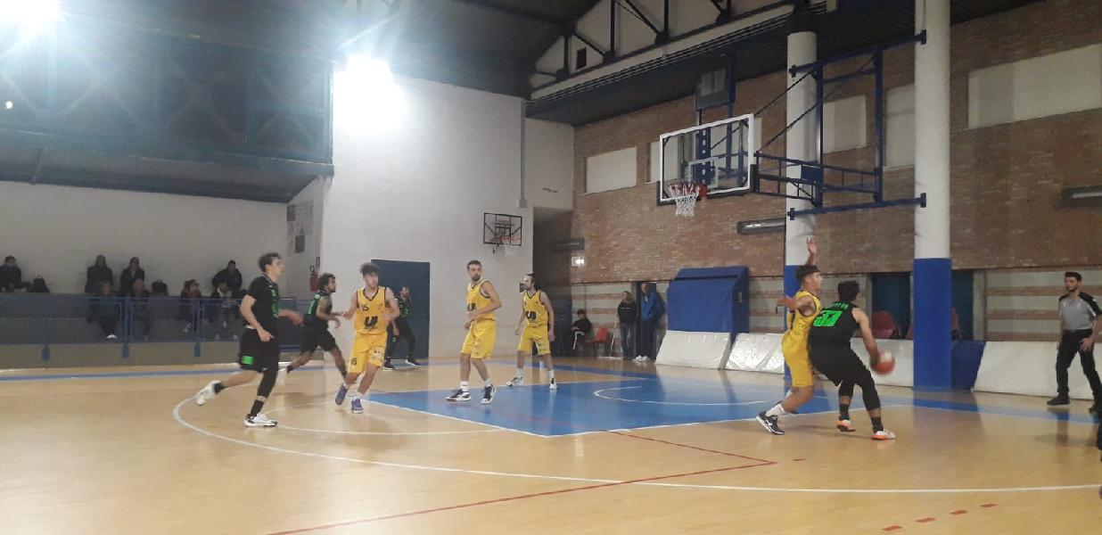 https://www.basketmarche.it/immagini_articoli/25-11-2023/castelfidardo-giallo-ferma-corsa-marotta-basket-600.jpg