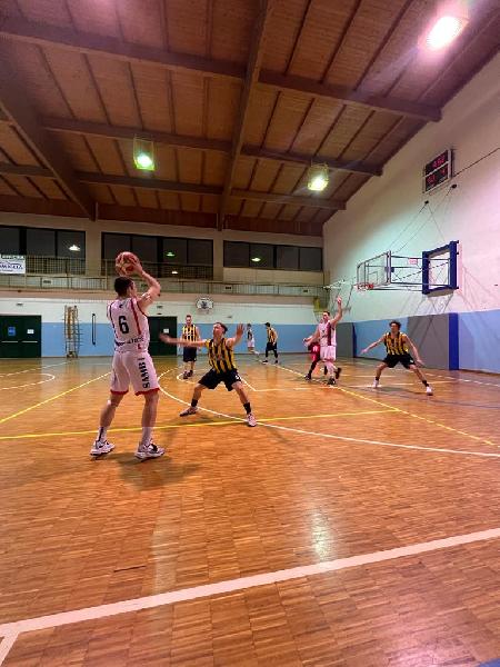 https://www.basketmarche.it/immagini_articoli/26-02-2022/grottammare-basketball-impone-victoria-fermo-600.jpg