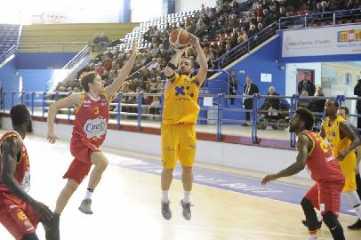 https://www.basketmarche.it/immagini_articoli/26-03-2018/serie-a2-la-poderosa-montegranaro-batte-ravenna-i-playoff-ora-sono-ad-un-passo-270.jpg