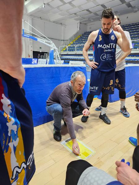 https://www.basketmarche.it/immagini_articoli/26-03-2024/montemarciano-coach-ercolessi-siamo-migliorati-gioco-collettivo-atteggiamento-mentale-600.jpg