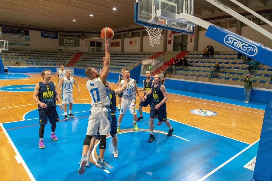 https://www.basketmarche.it/immagini_articoli/26-11-2023/airino-termoli-misura-blue-basket-isola-600.jpg