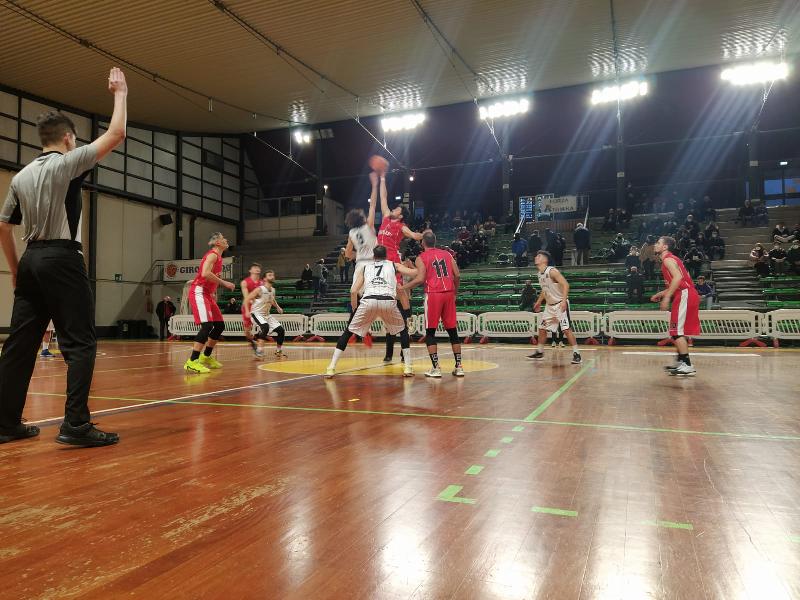 https://www.basketmarche.it/immagini_articoli/27-02-2022/basket-assisi-batte-atomika-overtime-conquista-coppa-centenario-600.jpg