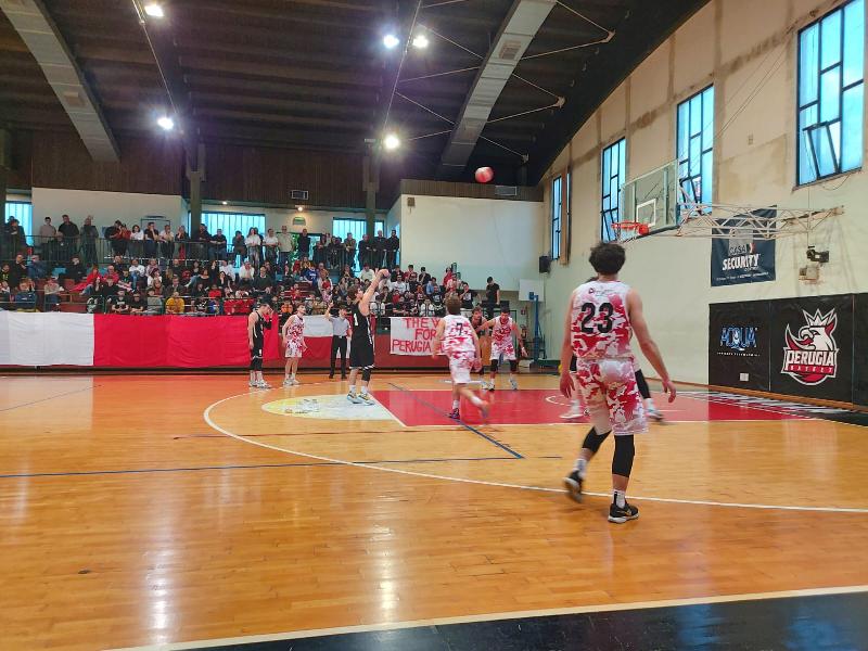 https://www.basketmarche.it/immagini_articoli/27-04-2024/playout-perugia-basket-supera-falconara-basket-conquista-salvezza-600.jpg