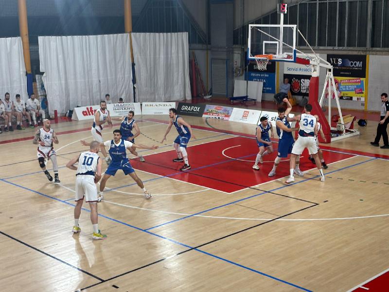 https://www.basketmarche.it/immagini_articoli/27-04-2025/playoff-virtus-assisi-prima-sfida-foligno-basket-600.jpg