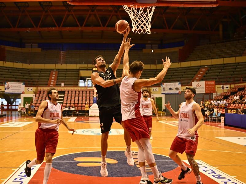 https://www.basketmarche.it/immagini_articoli/27-08-2023/raggisolaris-faenza-ottimo-debutto-stagionale-pallacanestro-folr-600.jpg