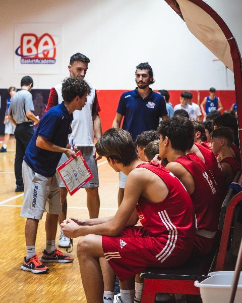 https://www.basketmarche.it/immagini_articoli/27-10-2022/eccellenza-pontevecchio-basket-espugna-campo-aurora-jesi-600.jpg