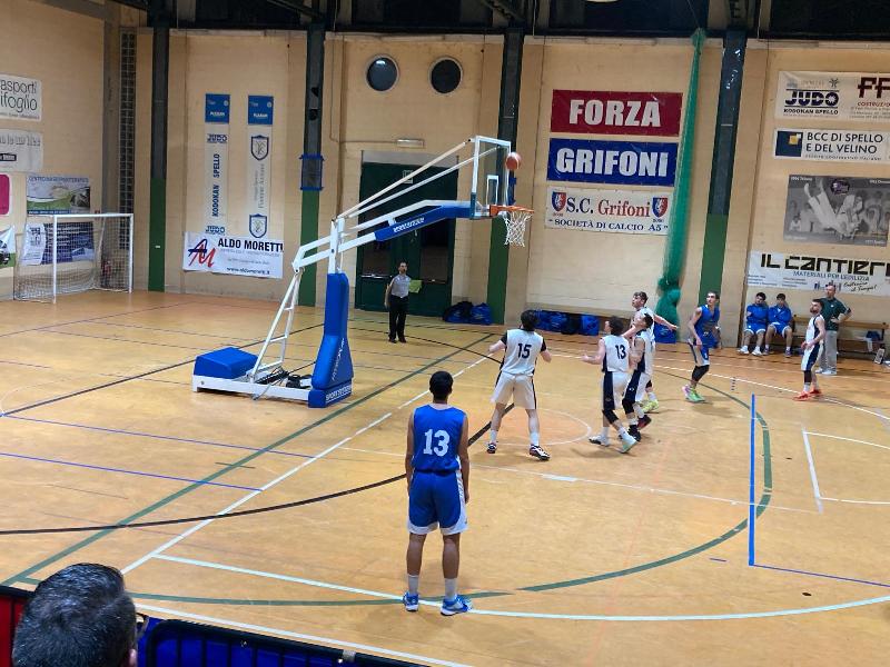 https://www.basketmarche.it/immagini_articoli/28-03-2025/basket-spello-sioux-sfida-pallacanestro-ellera-600.jpg