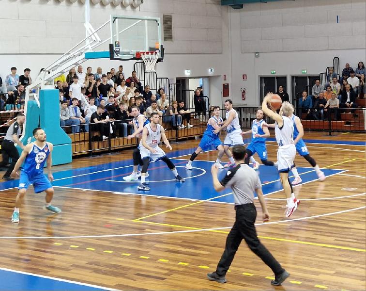 https://www.basketmarche.it/immagini_articoli/28-04-2024/playoff-supplementare-condanna-pselpidio-basket-campo-titano-marino-600.jpg