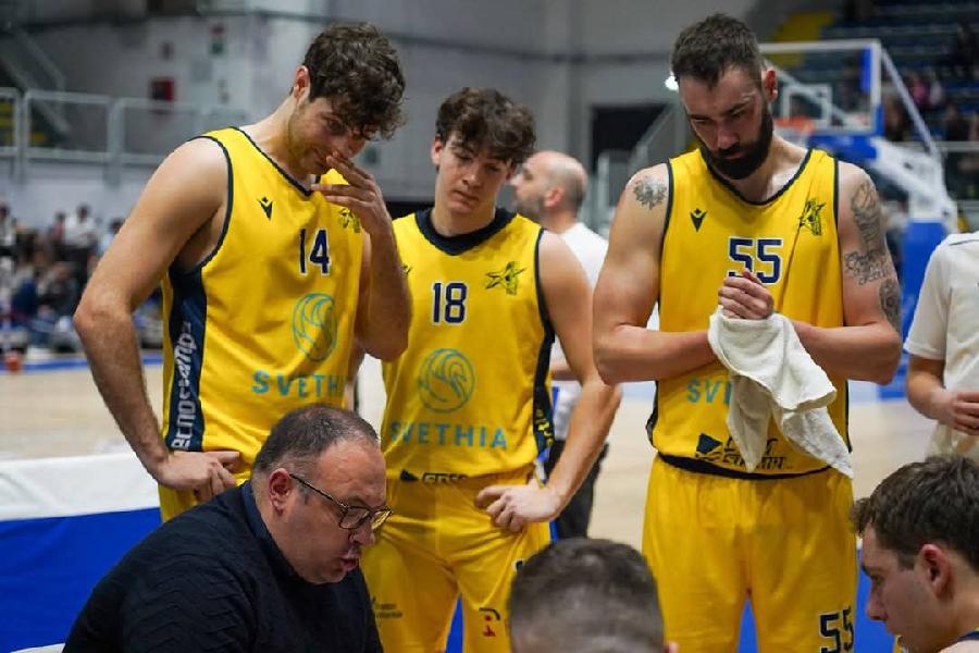 https://www.basketmarche.it/immagini_articoli/28-04-2025/pallacanestro-recanati-viene-sconfitta-volata-aquila-chiude-posto-600.jpg