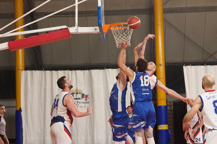 https://www.basketmarche.it/immagini_articoli/28-04-2025/playoff-foligno-basket-sconfitta-prima-sfida-quarti-finale-600.jpg