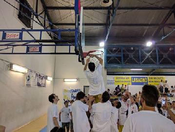 https://www.basketmarche.it/immagini_articoli/28-05-2017/d-regionale-finali-le-congratulazioni-della-pallacanestro-recanati-alla-vis-castelfidardo-270.jpg