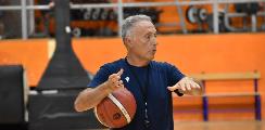 https://www.basketmarche.it/immagini_articoli/29-09-2022/dinamo-coach-bucchi-vittoria-importante-ottica-crescita-squadra-120.jpg