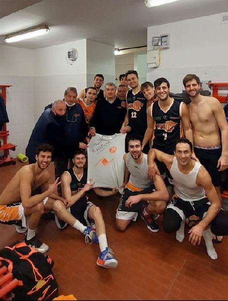 https://www.basketmarche.it/immagini_articoli/29-11-2021/pisaurum-pesaro-dedica-vittoria-coach-maurizio-surico-600.jpg