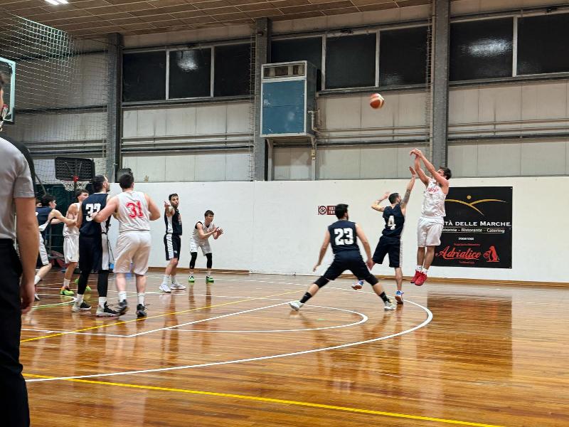 https://www.basketmarche.it/immagini_articoli/30-03-2025/adriatico-ancona-travolge-cestistica-montecosaro-600.jpg