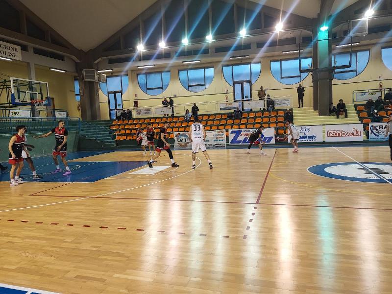 https://www.basketmarche.it/immagini_articoli/30-03-2025/basket-gualdo-espugna-sicurezza-campo-fortitudo-isernia-600.jpg
