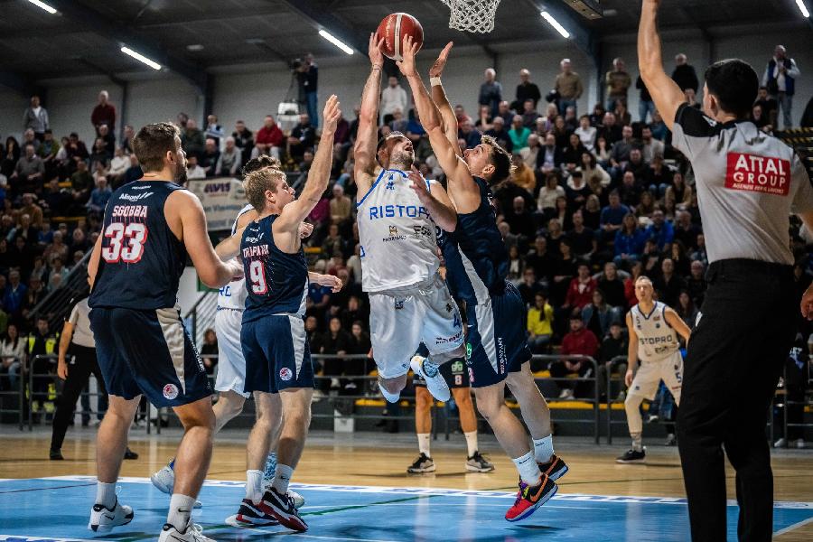 https://www.basketmarche.it/immagini_articoli/30-03-2025/corsa-janus-fabriano-ferma-campo-herons-montecatini-600.jpg