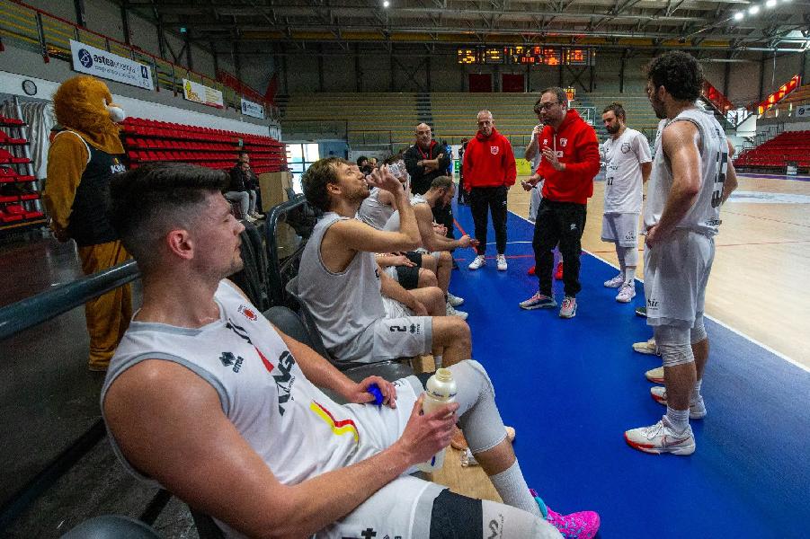 https://www.basketmarche.it/immagini_articoli/30-04-2025/giovane-robur-coach-marini-vittoria-merito-grandissima-forza-volont-miei-giocatori-600.jpg