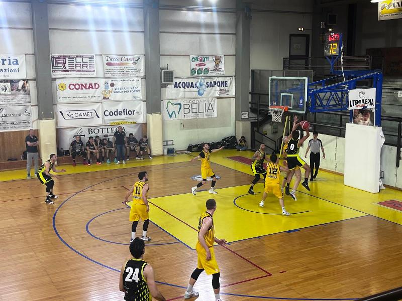 https://www.basketmarche.it/immagini_articoli/30-04-2025/playoff-fratta-umbertide-supera-volata-basket-terni-conquista-bella-600.jpg