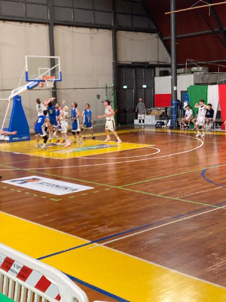 https://www.basketmarche.it/immagini_articoli/30-04-2025/playoff-pallacanestro-ellera-passa-campo-atomika-spoleto-conquista-semifinale-600.jpg