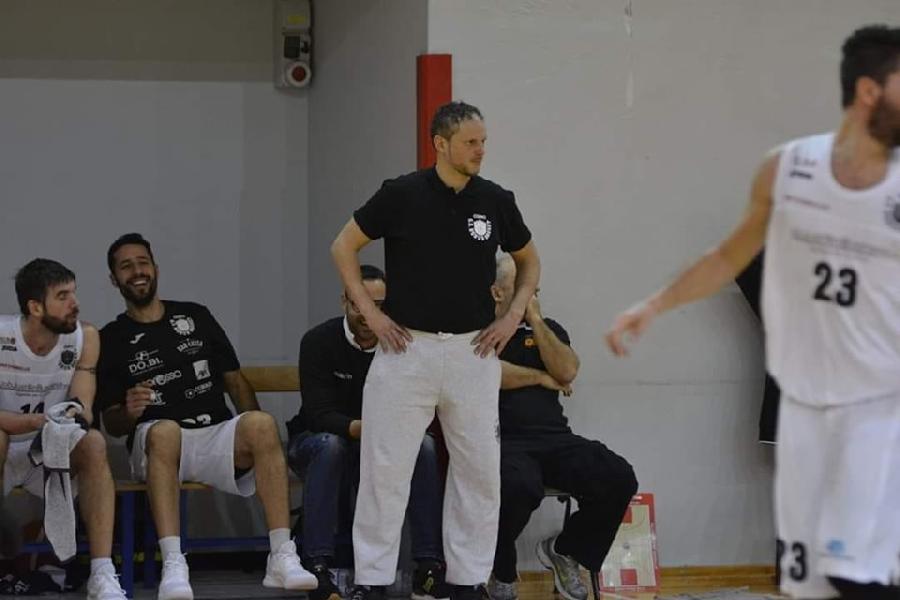https://www.basketmarche.it/immagini_articoli/30-06-2019/ufficiale-mirko-galli-allenatore-basket-durante-urbania-600.jpg