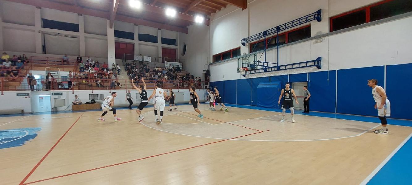 https://www.basketmarche.it/immagini_articoli/30-09-2023/montemarciano-allunga-finale-batte-falconara-basket-600.jpg