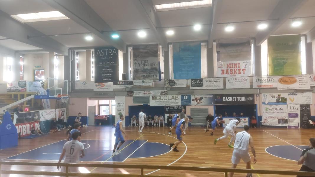 https://www.basketmarche.it/immagini_articoli/31-03-2025/basket-todi-supera-alba-basket-resta-corsa-playoff-600.jpg