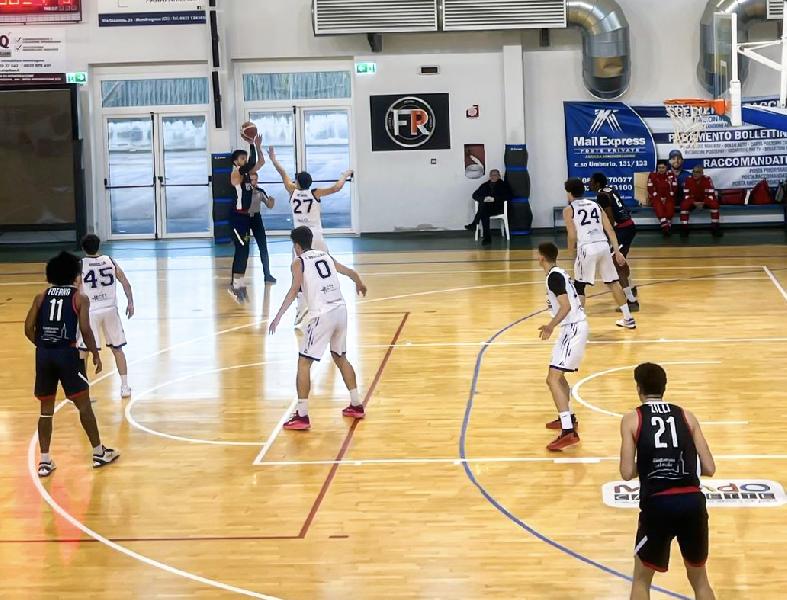 https://www.basketmarche.it/immagini_articoli/31-03-2025/virtus-civitanova-conquista-punti-campo-centro-basket-mondragone-600.jpg