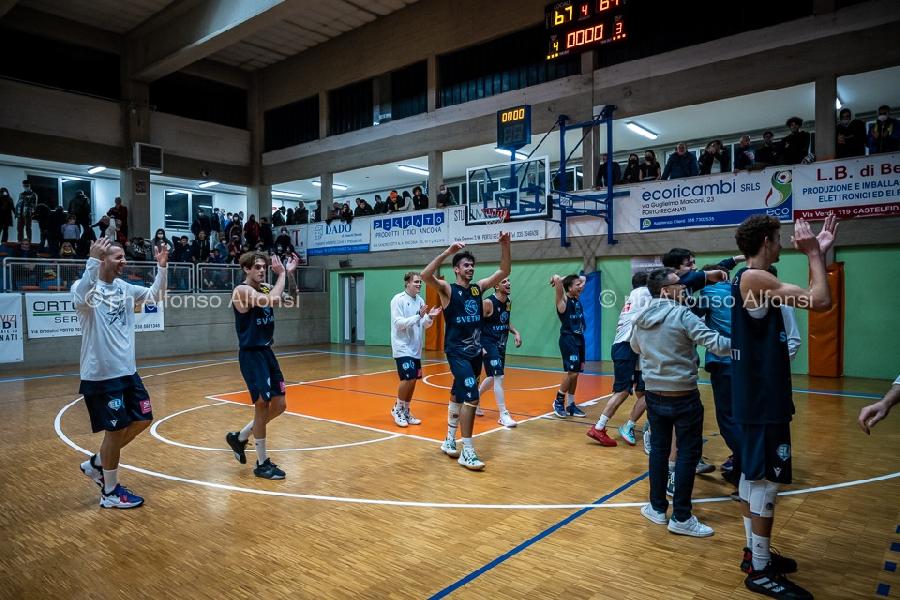 https://www.basketmarche.it/immagini_articoli/31-10-2021/pallacanestro-recanati-trionfa-derby-attila-junior-porto-recanati-600.jpg